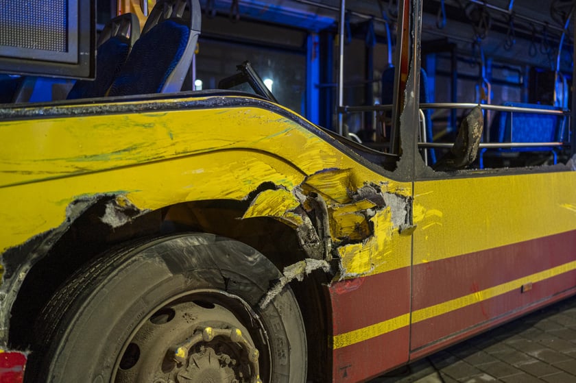 Tramwaj nr 10 wjechał w bok autobusu nr 107. Cztery osoby są lekko ranne